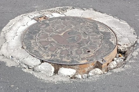 Buraco em obra recente gera reclamações de moradores e motoristas na Rua José Rabelo Portela, em Várzea Paulista