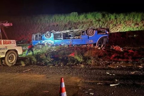 Ônibus com trabalhadores rurais tomba e 6 pessoas morrem no interior de SP