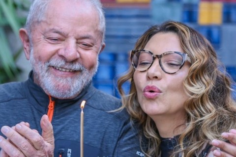 Quem apaga as velinhas hoje é Luiz Inácio Lula da Silva — o menino de Garanhuns que virou presidente