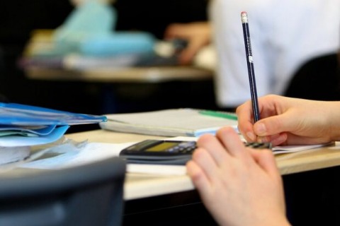 Deputada do PSOL atribui a “direita” responsabilidade por cortes em salários de professores e desvalorização da carreira docente no Brasil