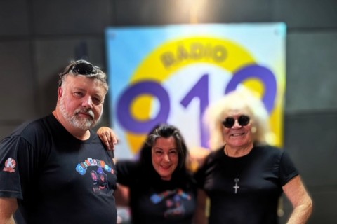 Ovelha brilha com simpatia em visita à Rádio Pôr do Sol FM