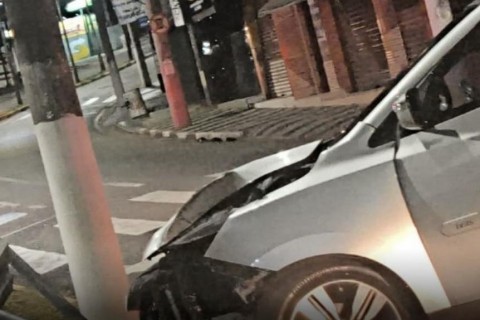 Condutor embriagado atinge poste de sinalização em avenida de Campo Limpo Paulista