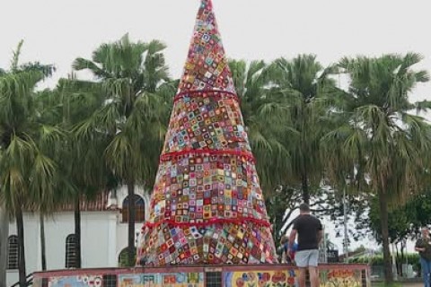 Árvore de Natal de crochê de 7,5 metros vira atração em cidade do interior de SP
